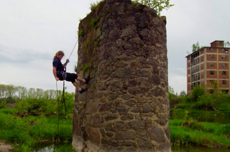 Sebastian seilt sich vom Turm ab