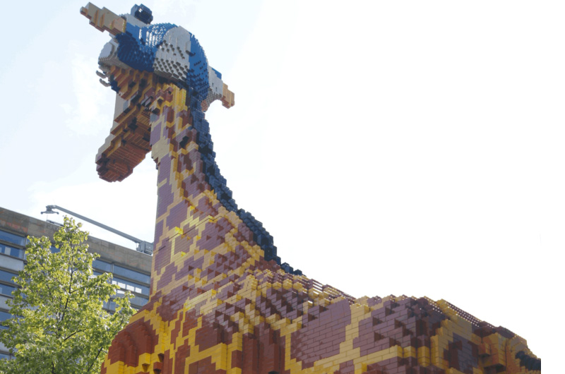 Eine Lego-Giraffe von hinten